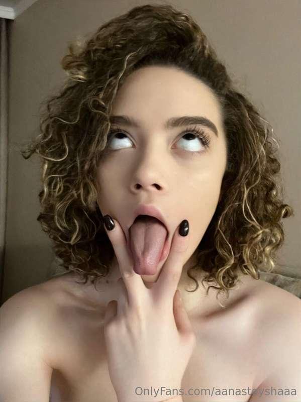 Let me distract you👉@evacurly💋Cute girl @evacurly loves to p..