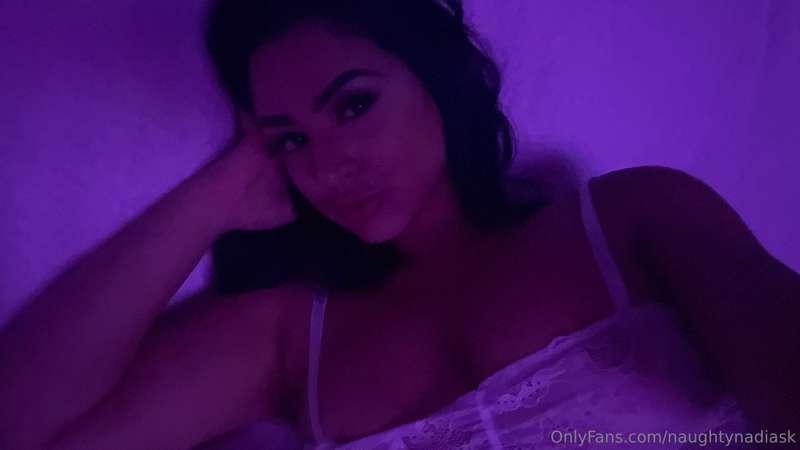 Laying here all lonely.. cum talk to me, I'm online for a bi..