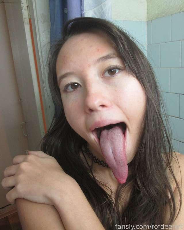 So Looong

#fyp
#rofdeenyt #sexy #fetish
#girl #girlfriend
#tongue #longtongue #bigtongue #tonguefetish 