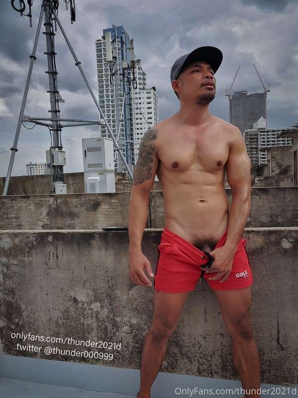 บนดาดฟ้า on the roof 在屋頂上