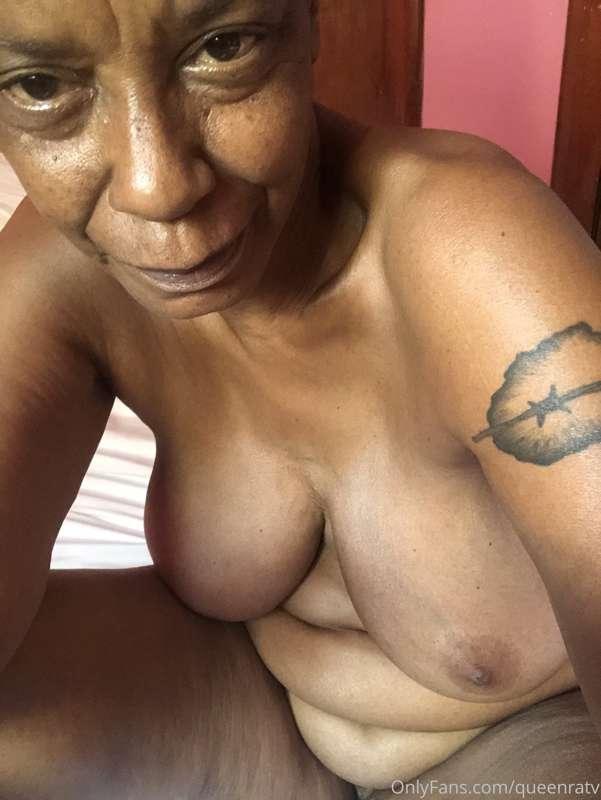 Good morning loves who woke up with a boner ?   
Send me pic..
