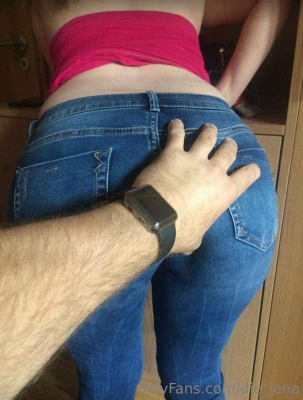 Würdest du mich auch gerne an meinen geilen Hintern packen? ..