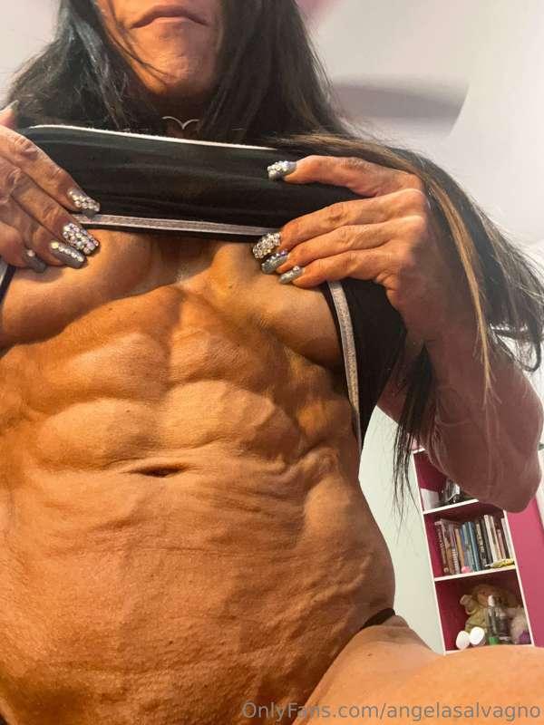It’s so crazy how veiny my abs are. Like wow!!🤩
