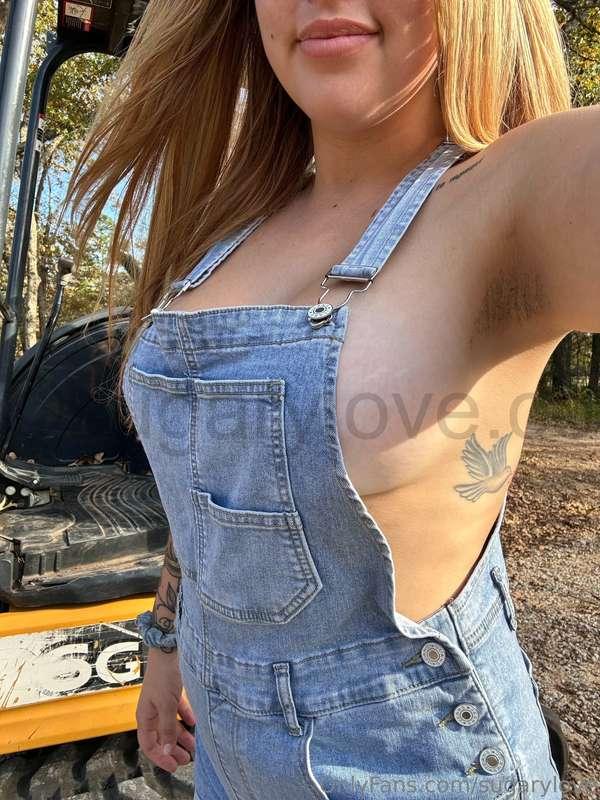 hope you like a workin girl in overalls😝