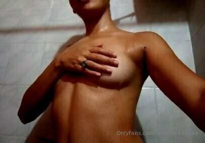 en la ducha bien mojadita 🤤🤤🤤