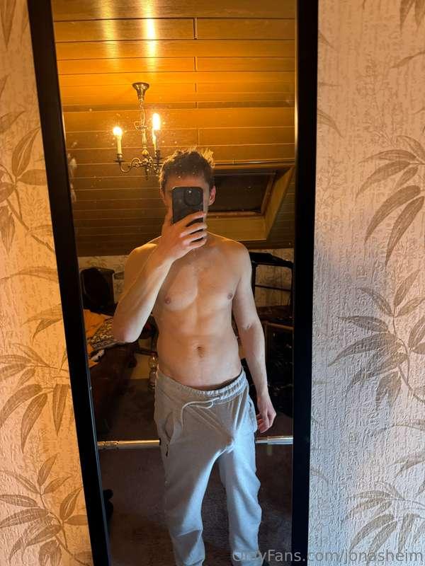 something really wanted to be in the picture 👀 tell me in th..