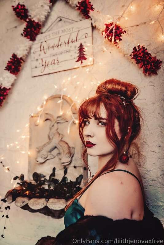 Friendly Holiday reminder that I have a few Christmas bops t..