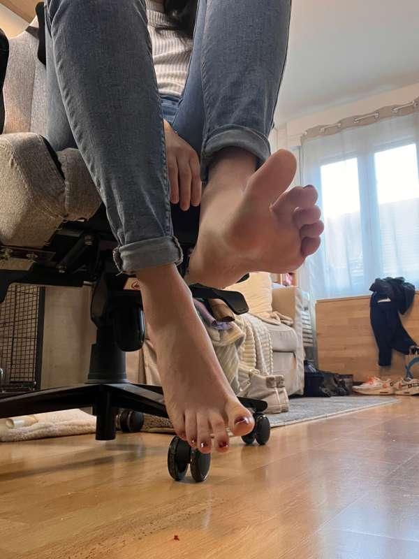 J’espère que mes pieds vont détourner votre attention du baz..