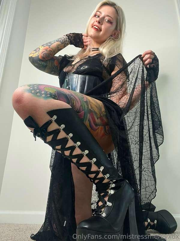 Now imagine this but with a 17 inch cock hanging between my ..