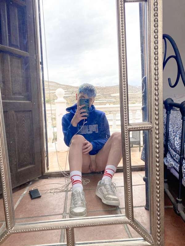 私は角質です 🫐 when I had blue hair n my bottom was juicy 🦈🍑 (ther..