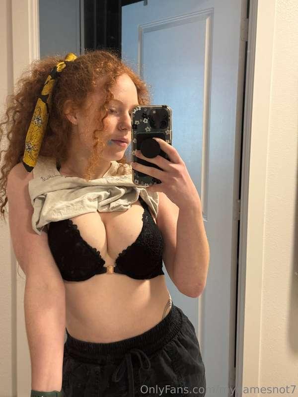 This bra makes my titties look huge 👀 Also go buy this set b..