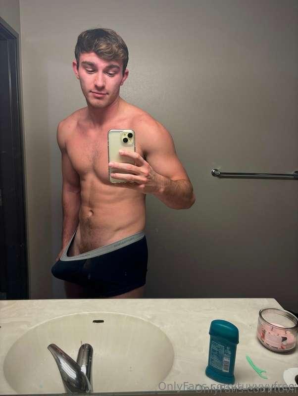 Bet you wish this body was pressed against yours right now 😏..