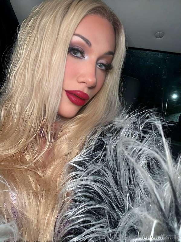 Every move I make on stage 💃 is an invitation for your eyes...