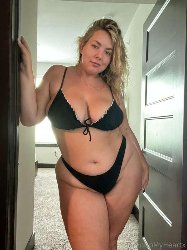 Go subscribe to my premium page @notesfrommybedroom to chat ..