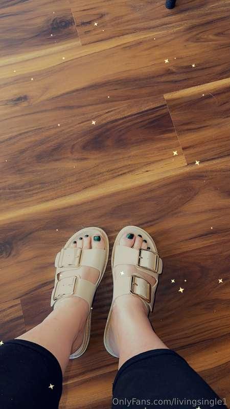 Work shoes and toes 