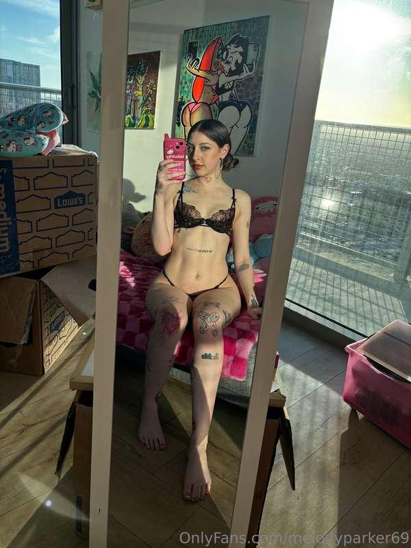 This mirror’s seen some things… wanna see what it saw? 😏