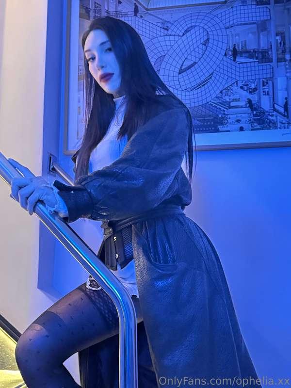 warning: gorgeous girl ahead ⚡