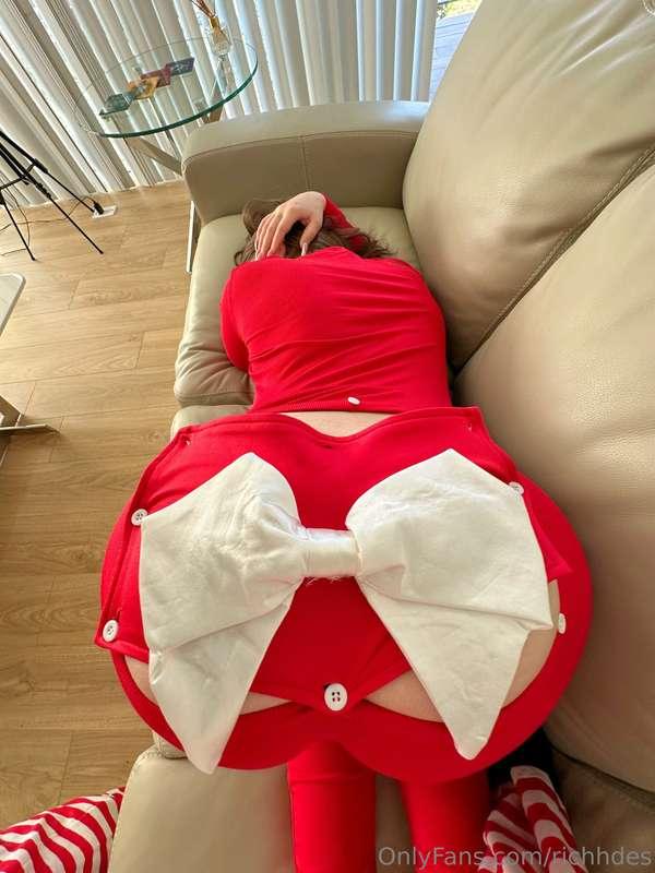 Wanna open it and fuck?🎄