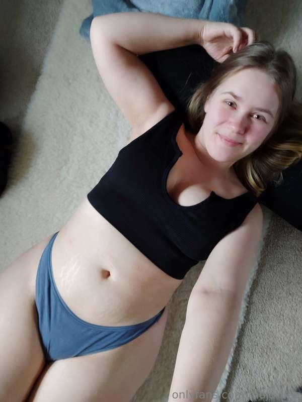 Who wants to relax with me directly on the floor? 😘
