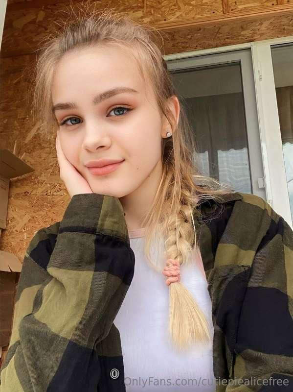 Introducing you a playful 19-year-old beauty @yummysofie
 😈💋..