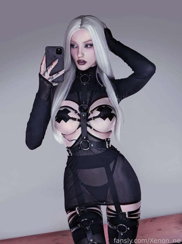 Hello! 👻 Do you like my new outfit?🖤