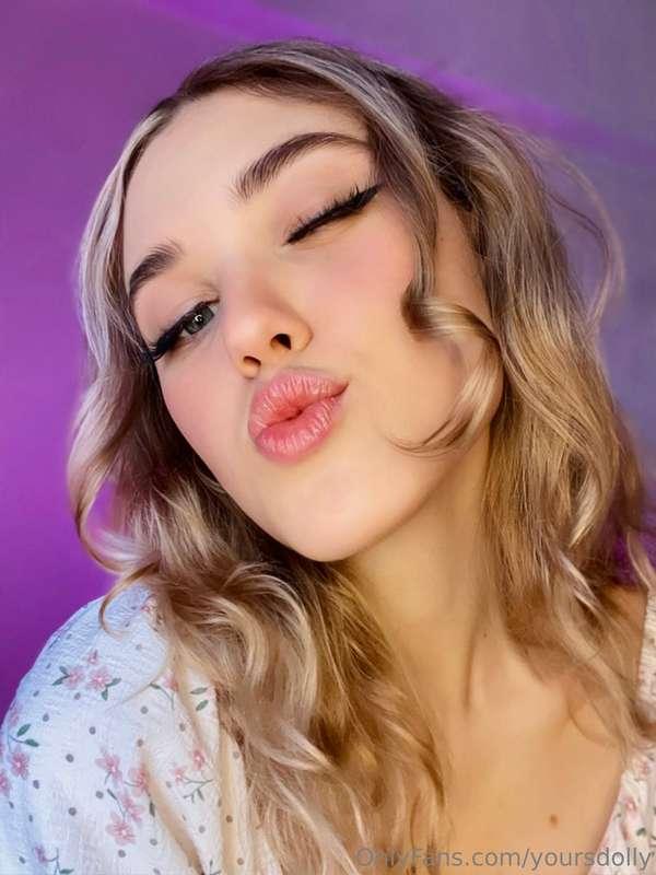 I hope this kiss brightens up your day 😘