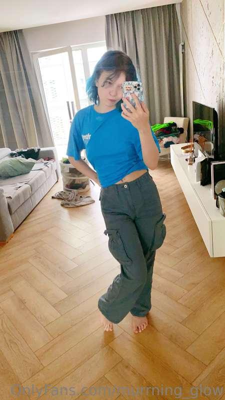 Look how tight these cargo pants are uwu