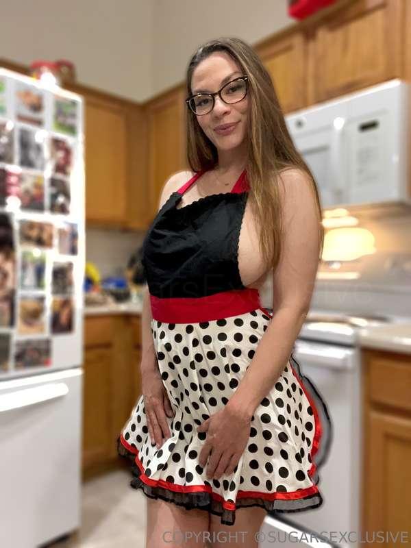 Should I take my apron off for you? 😈 @sugarsexclusive 