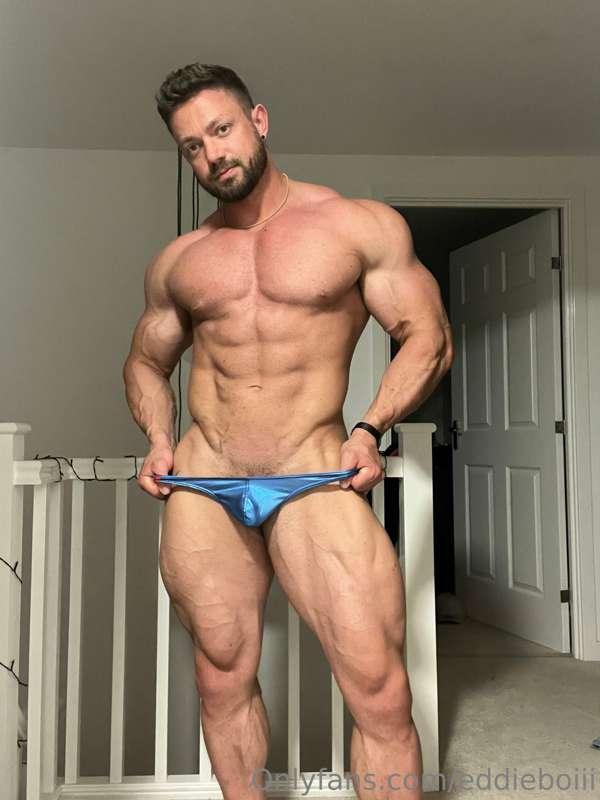 I need someone to worship this body... Any volunteers? 😈