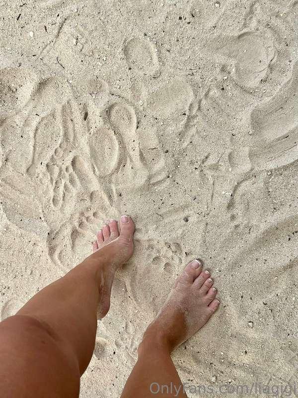 Bare feet on sand so relaxing 😌  Come in my DM if you want t..