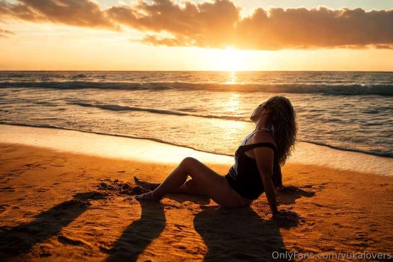 ✨🌅🧡Warm memories on this beach... will you take me?💋👉 @yukal..