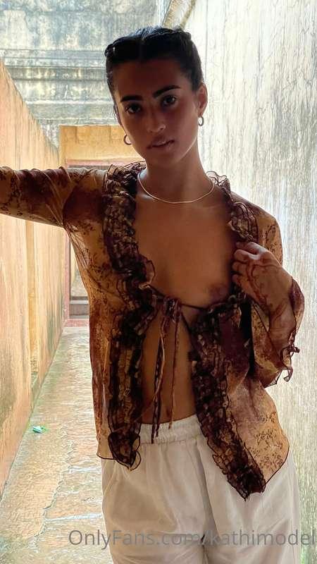 Flashing a tit for a good luck 🤎