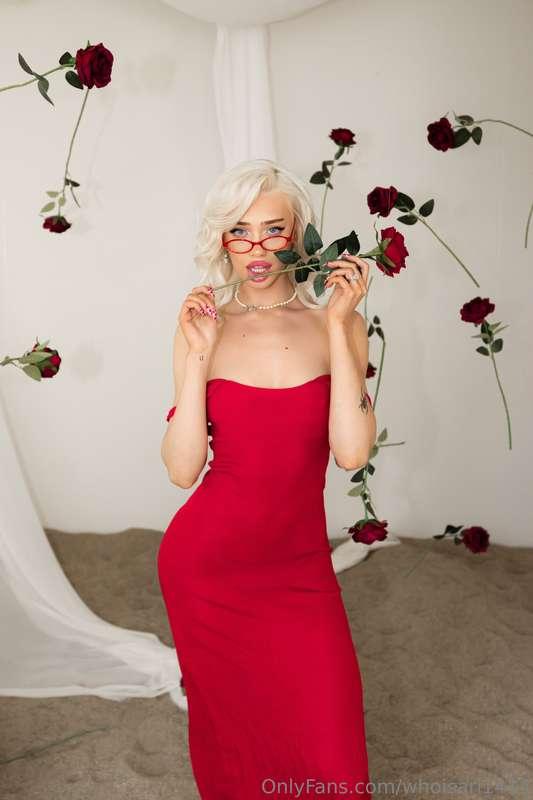 Lady in red, stealing the scene❤️