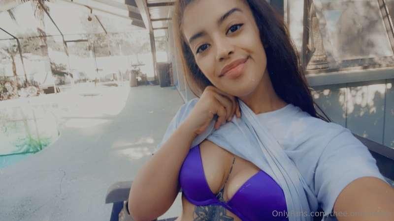 When I buy a new bra it gets a selfie 🤳 😂🖤