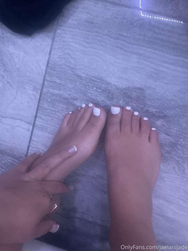 These feet are tired tonight! Are you using feet rubs for pa..