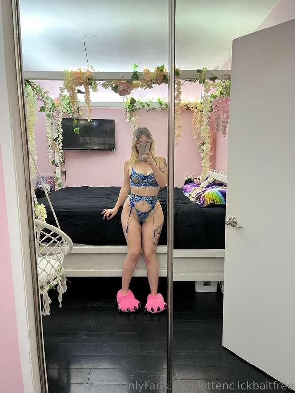 Do you like my outfit? 💕
I’m live on sextpanther and @kitten..