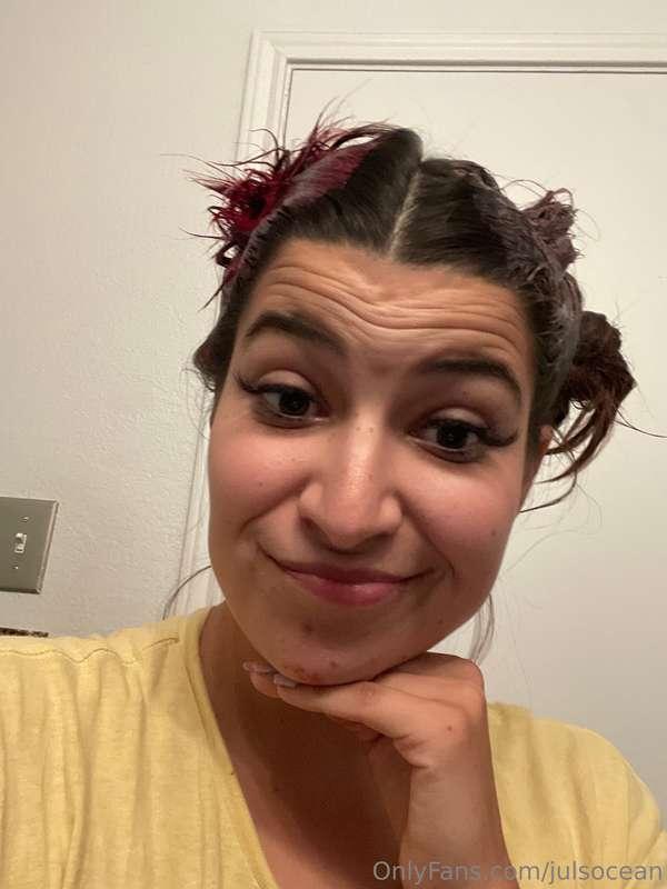 Coloring my hair it needs a pop of color 🙆🏻‍♀️😜🩷❤️