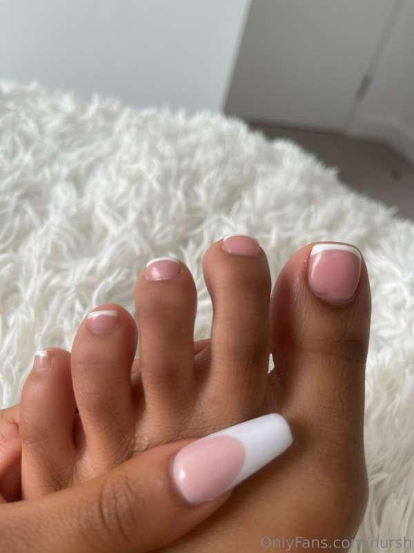 Would you suck on my pretty feet?😊🌸