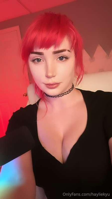 live now on twitch! 🥰 cum keep me cumpany! 💋 (hayliekyu on t..