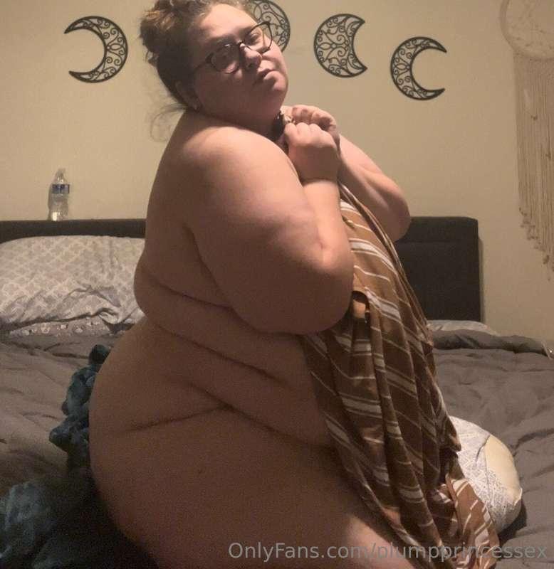 Do you love how soft and curvy my body is??? 😍😍