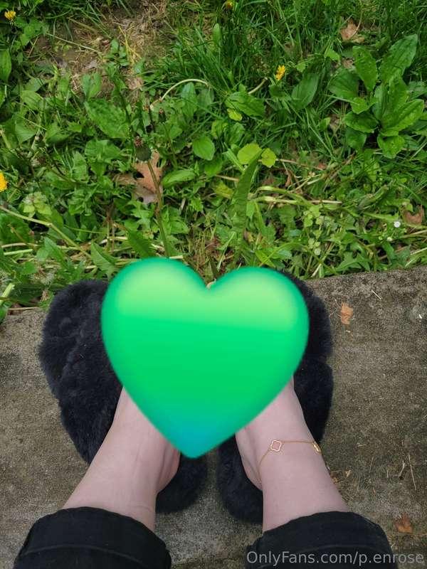 Look at these lovely toes, guess what color 😍