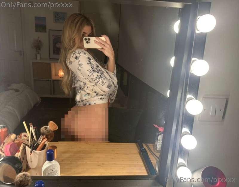 Blurred but begging for a better view 🍑👀Nothing underneath a..