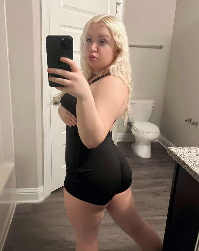 Send me a dm if you wanna see me play with my pussy💦💦😇