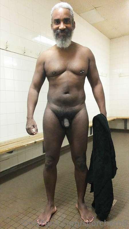 Towel Tuesday!  #beard #musculardaddy #gay #feet #gaycruisin..
