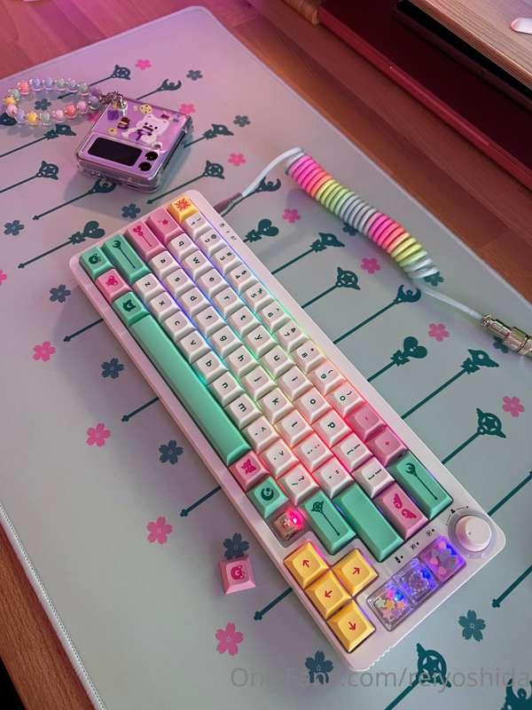 Here’s my hot swappable 65% magical girl themed keyboard! I’..