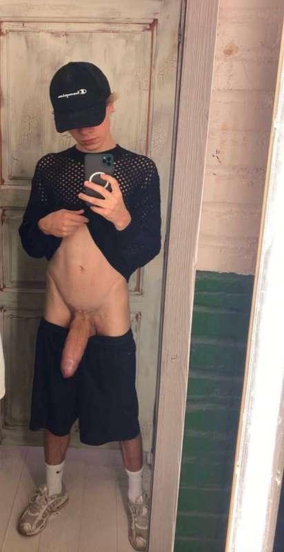 😍 Just look at this🤤He Has The He Has The BIGGEST TWINK COCK..