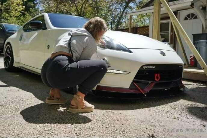 cleaning my z with good angles 😝
