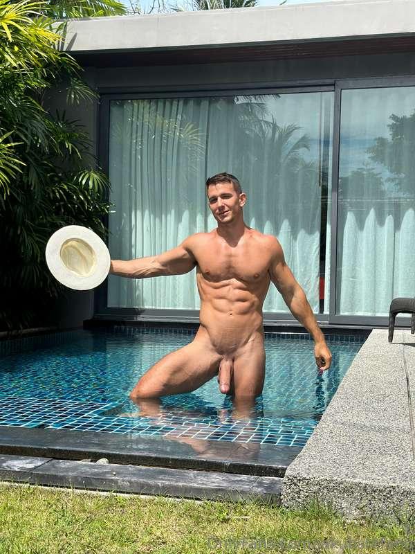 Happy New year my friends 🫶😈
May 2024 be the best year of yo..