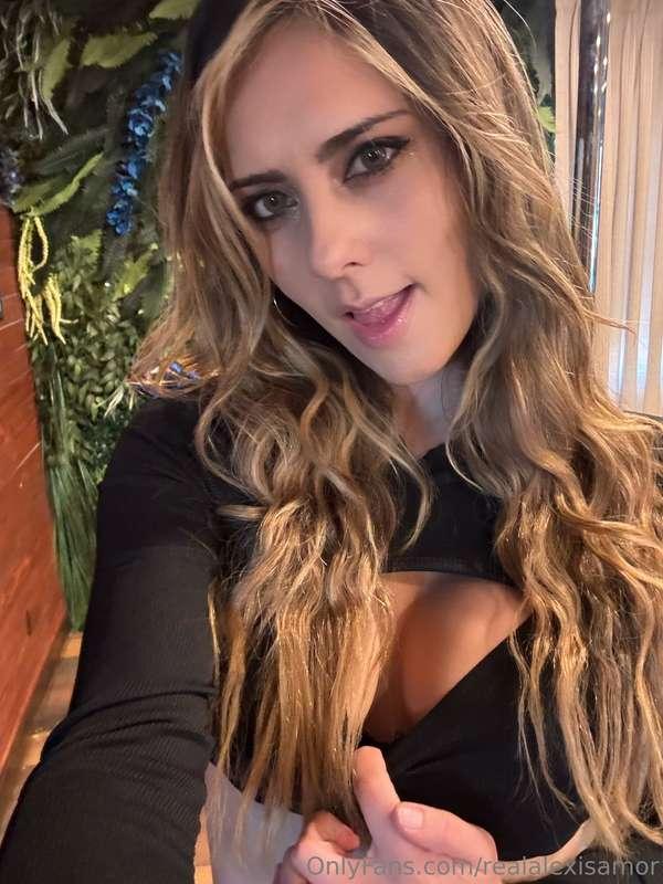 just waiting for you to take a peek… 😈 DM me if you’re ready..