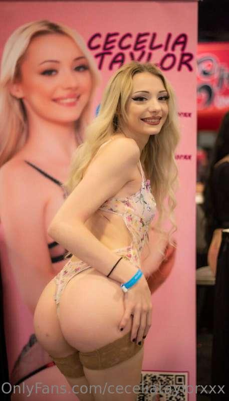 Exxxotica was fun❤️ More cute pics coming soon